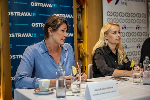 Spectaculo Interesse klepe na dveře